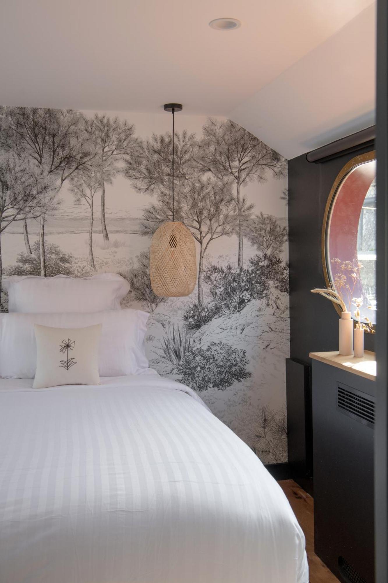 Hotel La Peniche - Bed And Bicycle - Tournon Esterno foto